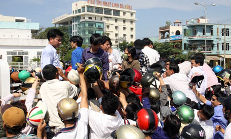 Đà Nẵng "hỗn loạn" ngày đầu đổi mũ bảo hiểm