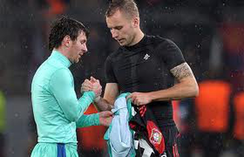 Leverkusen lục đục tranh giành áo đấu của Messi