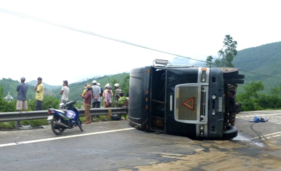 Tai nạn đường bộ làm ách tắc cả đường sắt