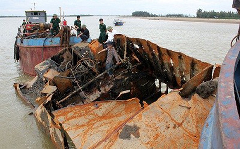 “Lệch” thông tin về con tàu chìm gây xôn xao dư luận