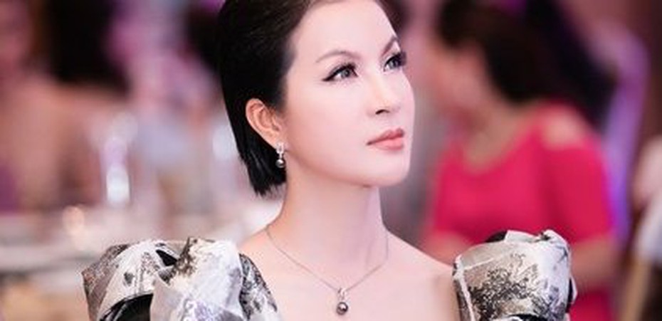 MC Thanh Mai ‘buông lơi’ vòng 1 gợi cảm ở tuổi 44