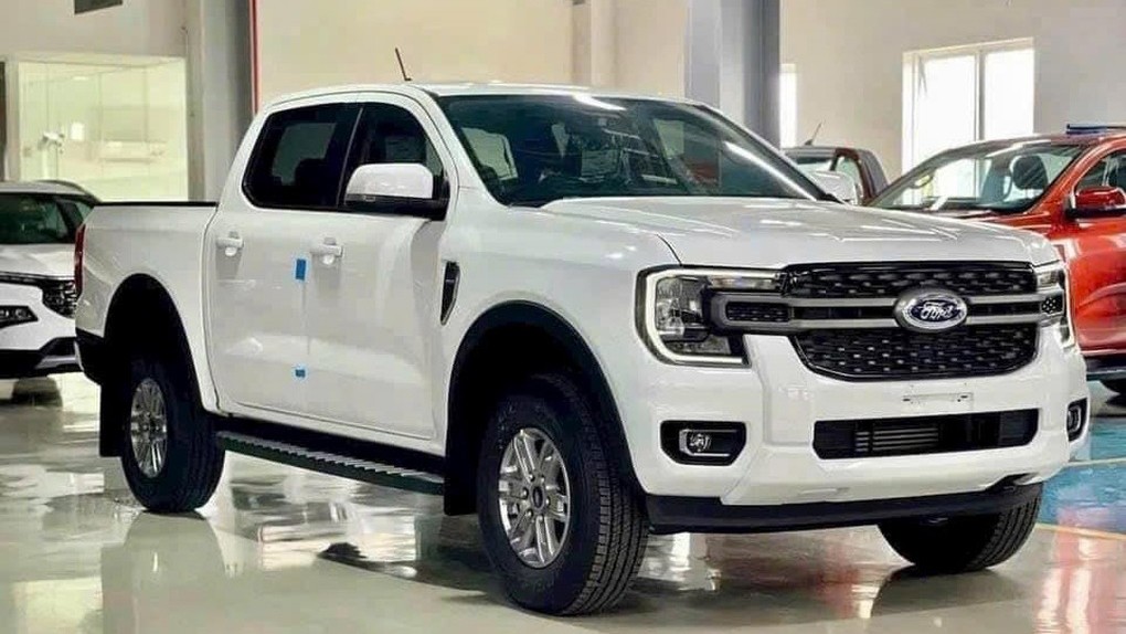 Ford Ranger mạnh tay giảm giá nhằm hút khách hàng trước thời điểm Toyota Hilux ra mắt.