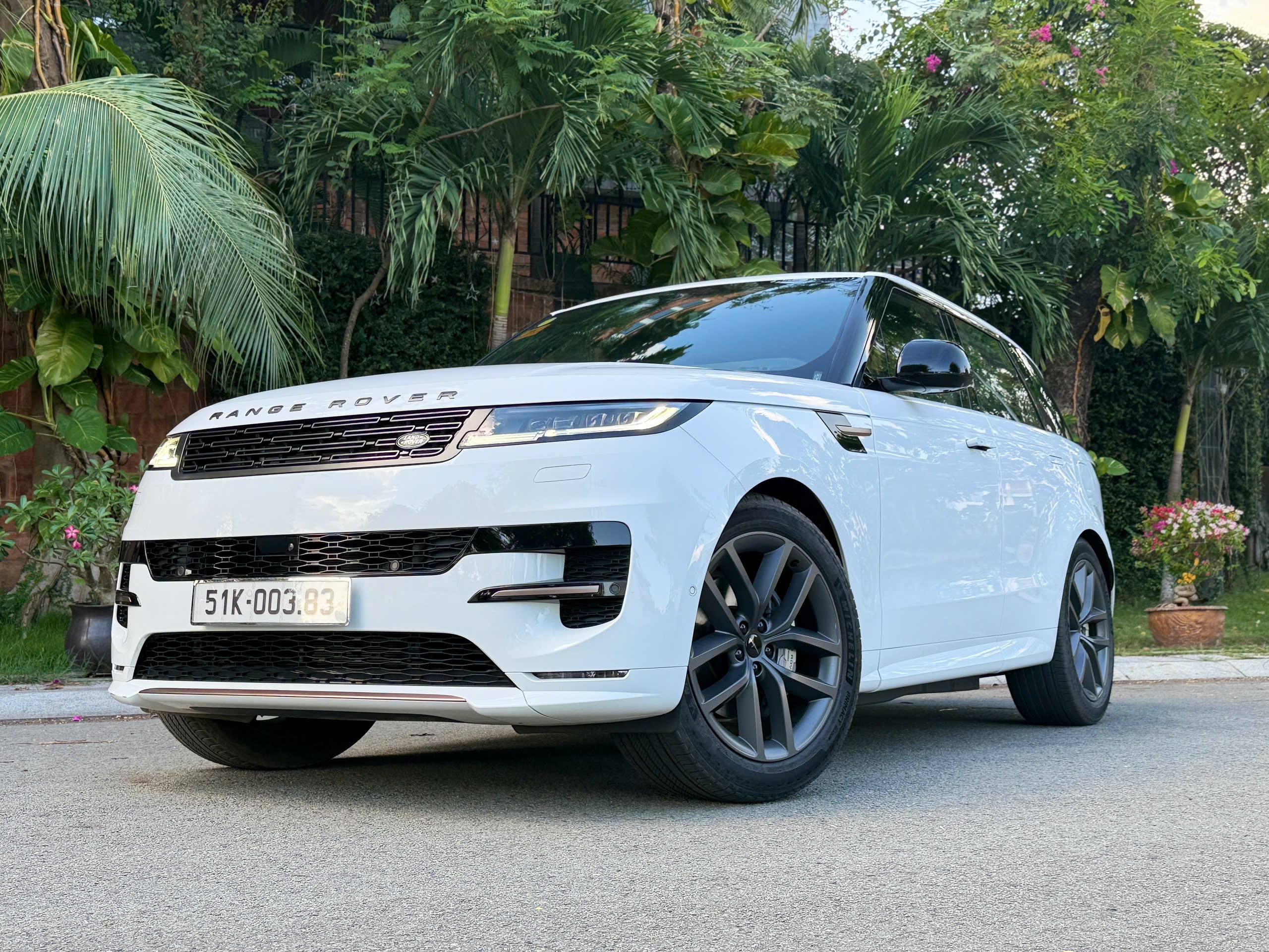 Chi tiết mẫu xe Range Rover Sport PHEV đầu tiên có mặt tại Việt Nam, giá hơn 8 tỷ đồng