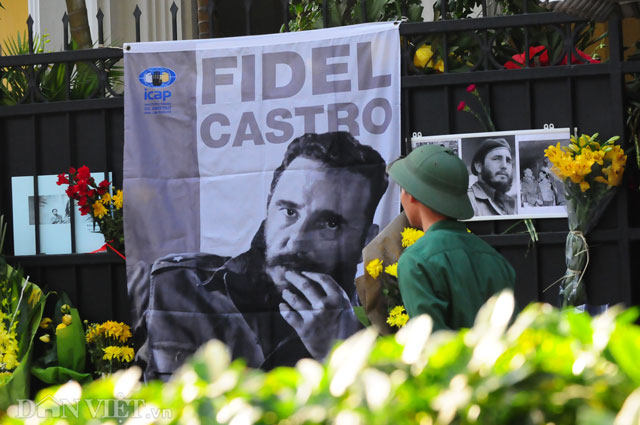 Xã hội - Cờ rủ khắp phố Hà Nội trong ngày Quốc tang lãnh tụ Fidel Castro (Hình 2).