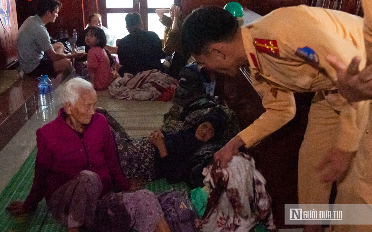 Bốn ngày chạy lũ ở Gia Lai: Bất lực nhìn nhà vẫn chìm sâu, chưa thể trở về