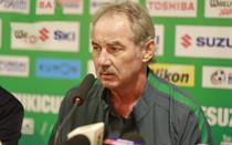 Sau trận ‘thủy chiến’, HLV Alfred Riedl nhận định gì về ĐT Việt Nam?