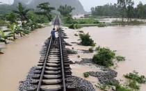 Đường sắt Bắc – Nam bị sạt lở nghiêm trọng do mưa lũ gây ra