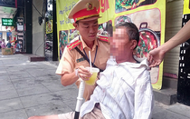 Hành động đẹp của chiến sĩ CSGT với người đàn ông say xỉn trên phố