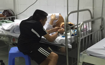 Hành động của chồng gù ‘soái ca’ ở viện khiến triệu người xúc động