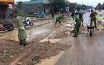 Hàng trăm chiến sĩ công an thức thâu đêm dọn đường, giúp dân chạy lũ