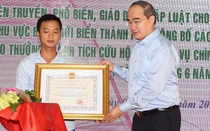 Khen thưởng thuyền viên cứu khách du lịch vụ lật tàu trên sông Hàn