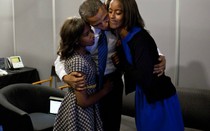 TT Obama ‘trấn an’ con gái sau khi ông Donald Trump đắc cử