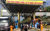 Xe khách tiếp tục vây trạm thu phí BOT QL6 Hòa Lạc - Hòa Bình