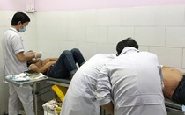 Hỗn chiến vì nhìn đểu, 4 người bị thương