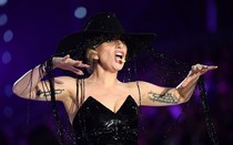 Lady Gaga và những con số phía sau chiếc mũ hơn 22 tỷ đồng