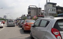 Biến cầu vượt, đường vành đai thành bãi giữ xe ‘chặt chém’ ngày lễ
