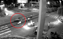 Clip: Xe máy tông nhau giữa ngã tư, 4 thanh niên may mắn thoát chết