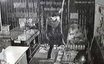 Clip: 'Người nhện' đu dây, đột nhập vào cửa hàng trộm điện thoại