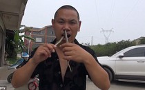 Sốc với hình ảnh 'dị nhân' nhét rắn độc xuyên qua mũi, họng