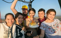 Á hậu Thuỳ Dung hạnh phúc khi đón sinh nhật trên kinh khí cầu