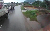 Clip: Khoảnh khắc xe tải vượt ẩu, suýt đấu đầu ô tô trên quốc lộ