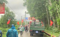 Xe chở rác rơi xuống sông, 2 người mất tích