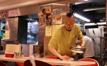 Tài tử "Ỷ thiên đồ long ký" làm phụ việc tại quán ăn