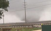 Lốc xoáy quét qua Texas gây ra cảnh tượng kinh hoàng
