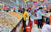 Không khí sắm Tết "ấm lên" từng ngày, hàng Việt chiếm lĩnh thị trường