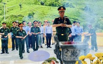 Ấm áp lễ dâng hương tại nhà tưởng niệm 13 liệt sĩ Rào Trăng