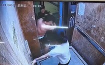 Tấn công bạn gái trong thang máy, gã đàn ông nhận ngay kết đắng