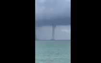 Clip: Vòi rồng kép hiếm gặp xuất hiện ngoạn mục tại Florida
