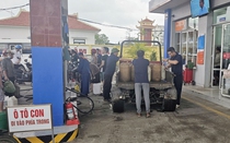 Người dân ngoại thành Hải Phòng đổ xô đi mua máy phát điện, sim điện thoại