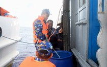 Tàu 471 hỗ trợ thực phẩm, nước ngọt cho tàu cá tỉnh Quảng Ngãi