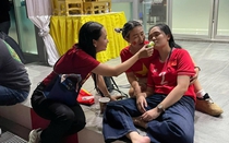 Vợ cầu thủ Duy Mạnh tiết lộ được cảnh sát Thái Lan hộ tống ra khỏi sân