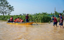 Nước lũ bủa vây, hàng nghìn người dân ngoại thành Hà Nội phải sơ tán