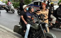 Bị kiểm tra nồng độ cồn nhiều tài xế "năn nỉ, gọi điện cầu cứu"