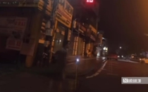 Người đàn ông bắc thang lau camera ở Đập Đá giúp người dân Huế thuận tiện theo dõi lũ