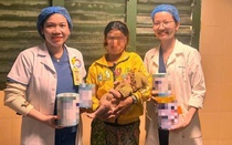 Trẻ 5 ngày tuổi nguy kịch vì mẹ cho ăn cơm