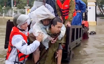 VIDEO: Những "bông hoa" kiên cường trong tâm lũ dữ