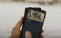 Qua camera giám sát, con trai phát hiện bố mẹ có biểu hiện sợ hãi nên báo công an