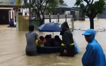 Hà Tĩnh: Di dời khẩn cấp hàng trăm người do mưa lớn, nước tràn vào nhà dân