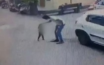 Người đàn ông dùng socola và tiền dụ dỗ, bắt cóc bé trai trên phố