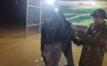 Mưa lớn, triều cường dâng nhanh, người dân Hà Tĩnh trắng đêm chạy lũ