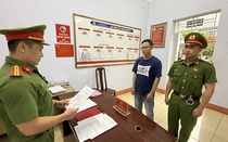 Bắt 1 phó phòng chi nhánh ngân hàng vay tiền của người dân rồi bỏ trốn