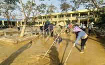 Thầy cô Nghệ An lội bùn cứu sách vở, nhiều trường vẫn chưa thể mở cửa sau lũ
