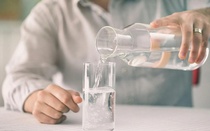 Người đàn ông uống hơn 10 lít nước mỗi ngày nhưng vẫn không thấy đủ