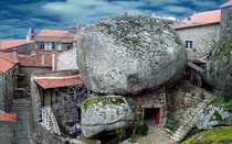 Ngôi làng kỳ lạ nằm lọt giữa những tảng đá khổng lồ nghiêng ngả