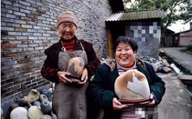 Ra suối nhặt thứ tưởng bỏ đi về bán, dân làng kiếm "chơi chơi" hơn 72 tỷ đồng/năm