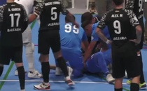 Cầu thủ phải cắt bỏ lá lách sau pha va chạm kinh hoàng trên sân